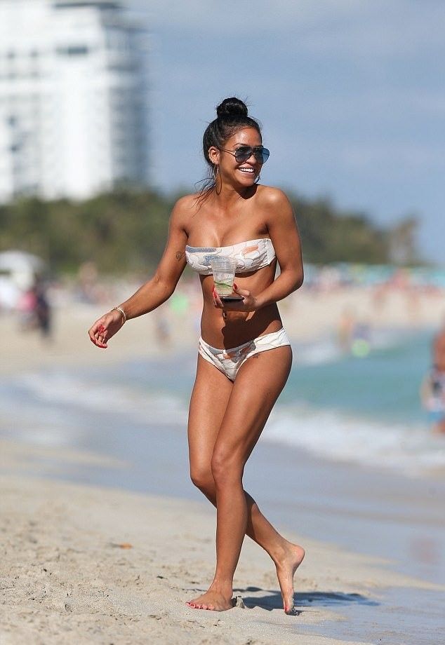 31-летняя певица Кэсси Вентура повытрепывалась фигурой в бикини