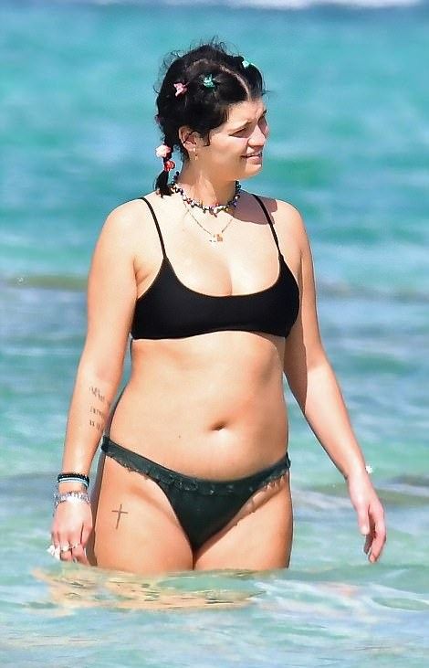 Располневшая модель Пикси Гелдоф отдыхает на пляже