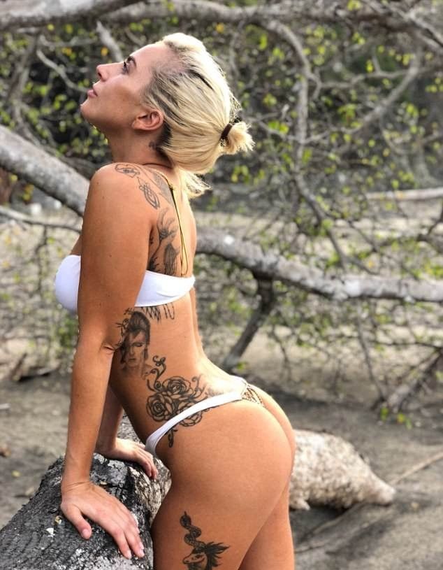 Эпатажная Леди Гага повеселила поклонников снимком в бикини