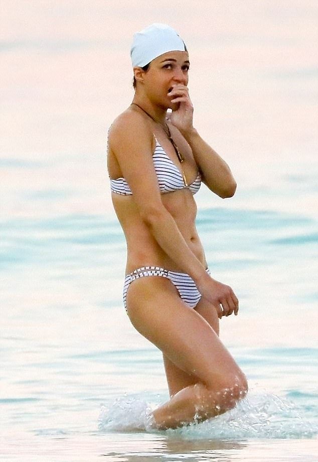 Упс!Актриса Мишель Родригес случаем обнажила женскую женскую грудь на пляже