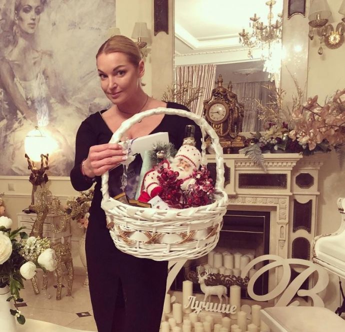 Анастасия Волочкова совсем поддалась соблазнам и показала опьяненные видео