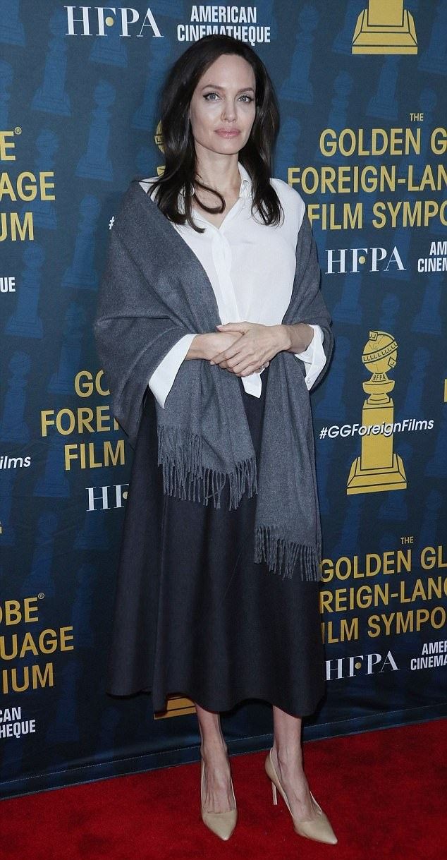 Анджелину Джоли окрестили бабушкой за этот странноватый наряд