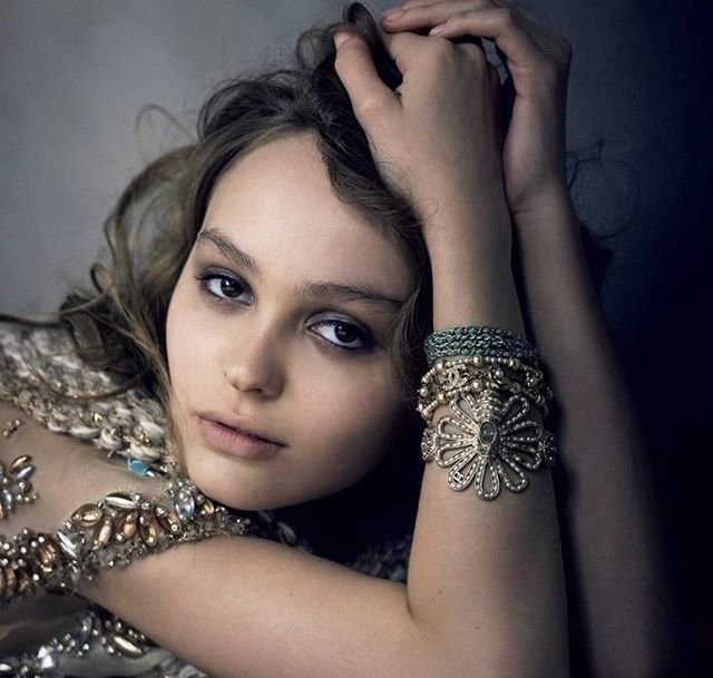 18-летняя дочь Джонни Деппа взволновала снимком топлесс