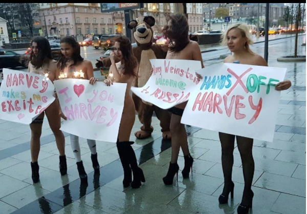 Голые девушки в Москве поддержали голливудского кинопродюсера Харви Вайнштейна и их услышали в Париже(3 фото и 1 видео)