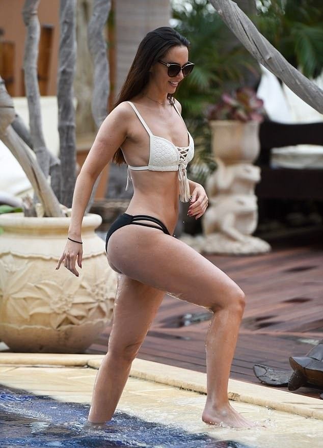 Шикарная Дженнифер Меткальф показала фигуру на отдыхе