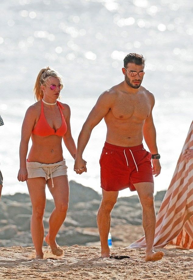 Поп-звезду Бритни Спирс застукали на пляже с юным бойфрендом