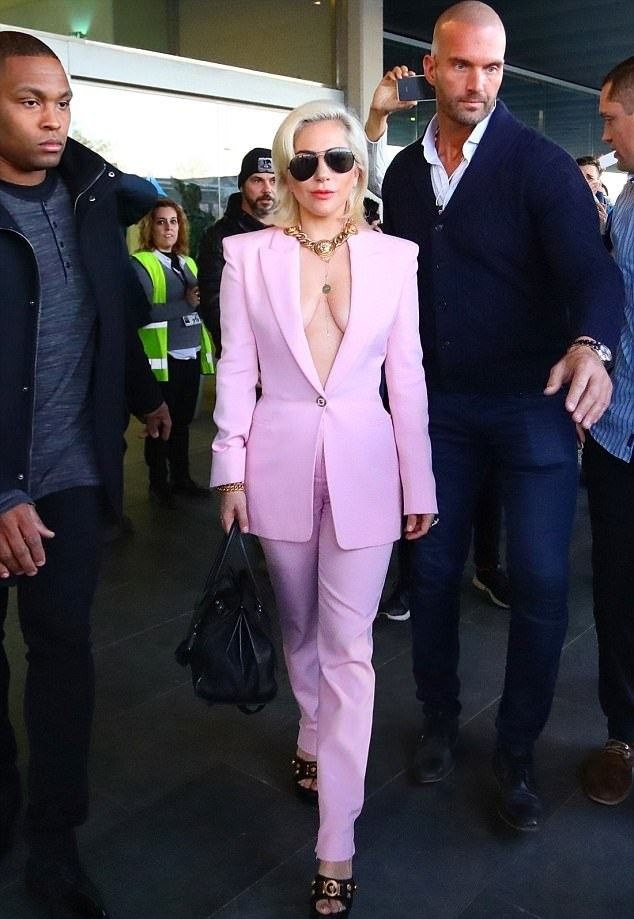 Леди Гага отправилась на гастроли в пиджаке на голое тело!