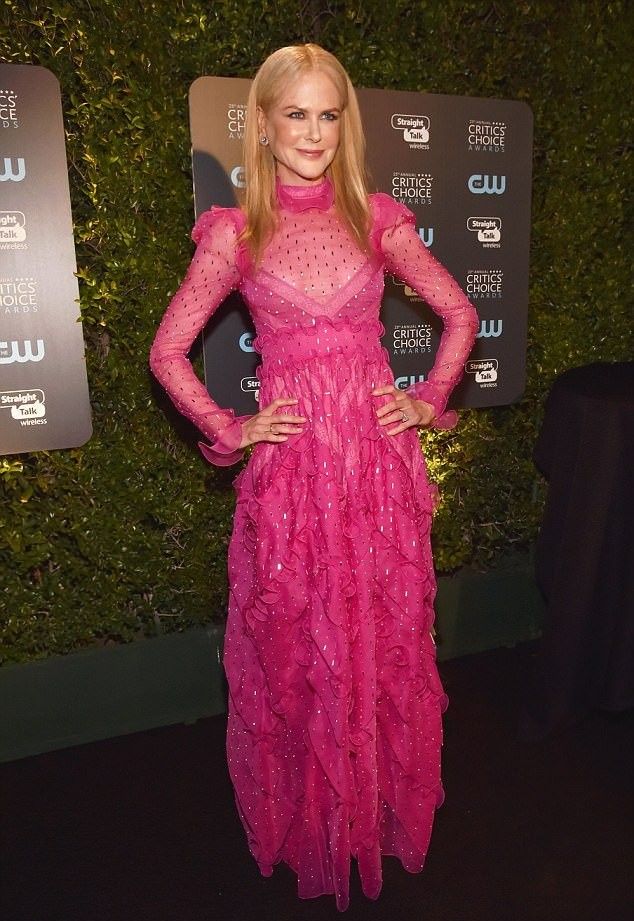 Николь Кидман вышла в свет в откровенном полупрозрачном наряде