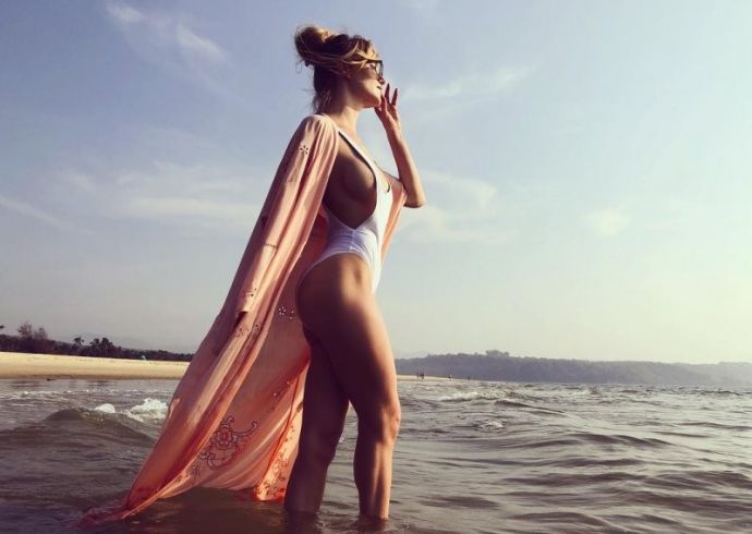 Богиня!"Глюкоза" практически обнажила женскую женскую грудь на пляже в Индии