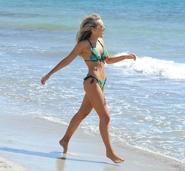 19-летняя певица Tallia Storm похвасталась соблазнительными красотами в бикини