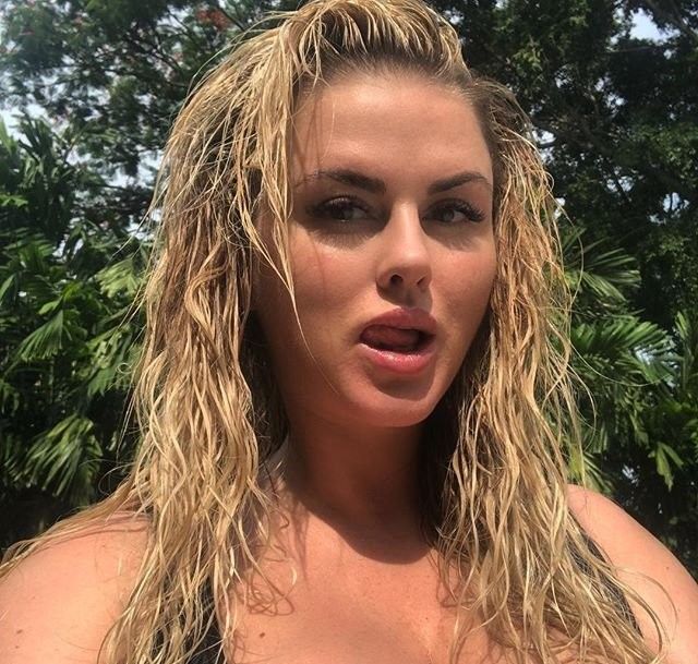 Анна Семеноваич показывает свои именитые красоты в купальнике