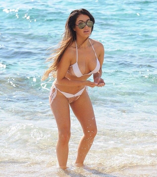 Грудастая Джессика Хейс похвасталась соблазнительными округлостями в мини-бикини