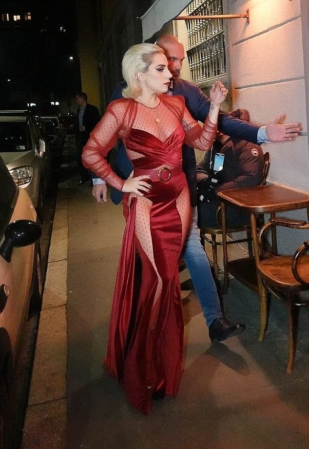 Поп-дива Леди Гага гуляла по Милану в развратном платье и без трусов