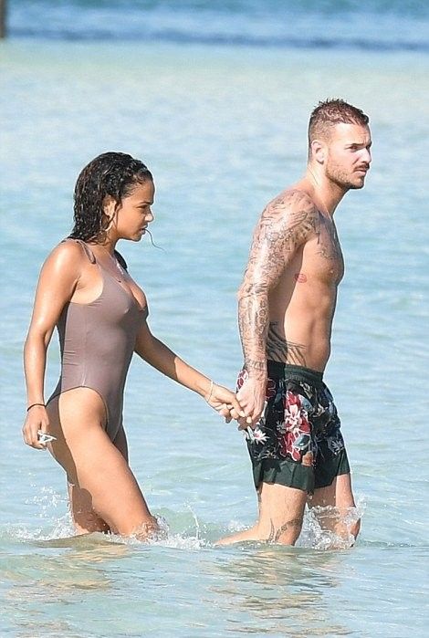 Певица Кристина Милиан показала соблазнительное тело на пляже