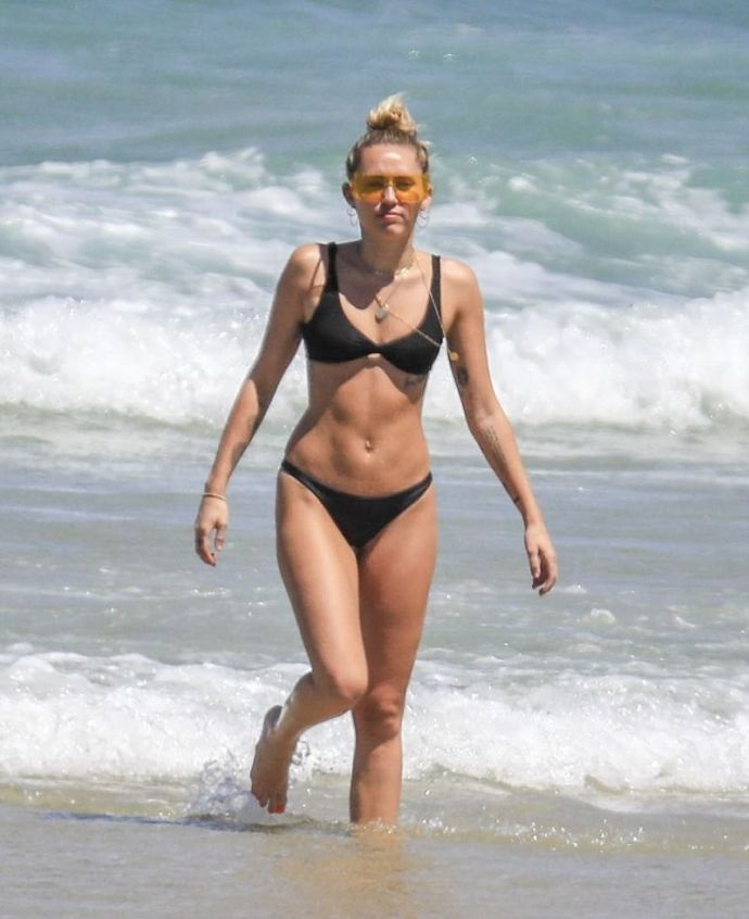 Южноамериканская певица Майли Сайрус похвасталась фигурой в бикини