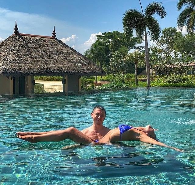 Бузова и Батрутдинов резвятся в бассейне