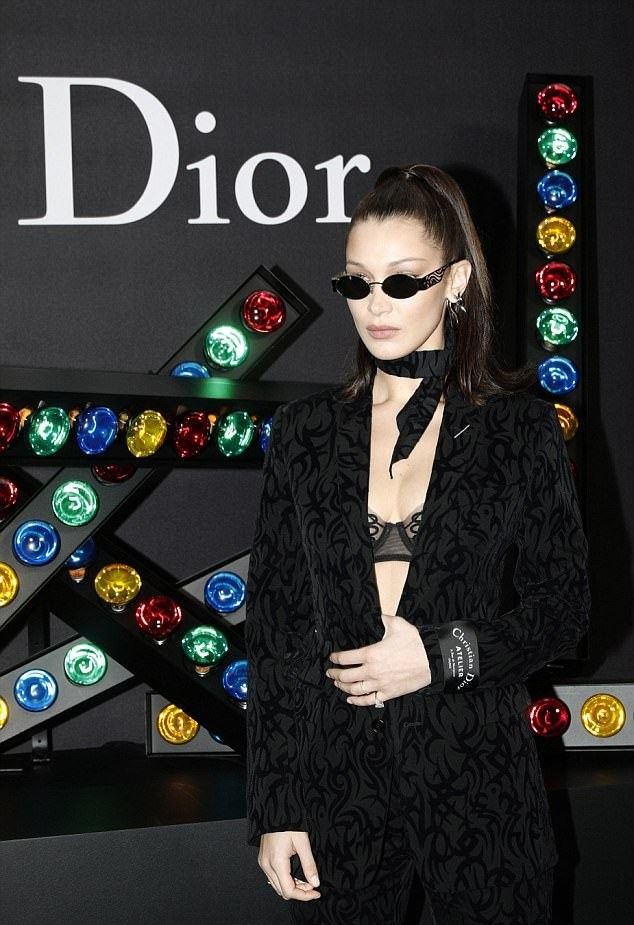 Белла Хадид в необыкновенном наряде, демонстрирующем узорчатый лифчик