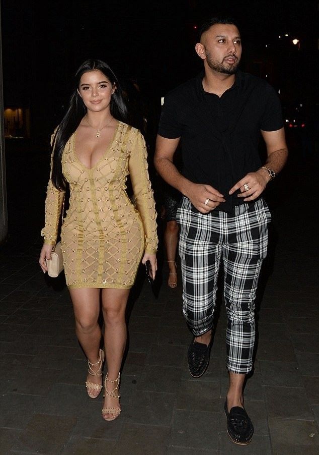 Модель Деми Роуз и её большой бюст