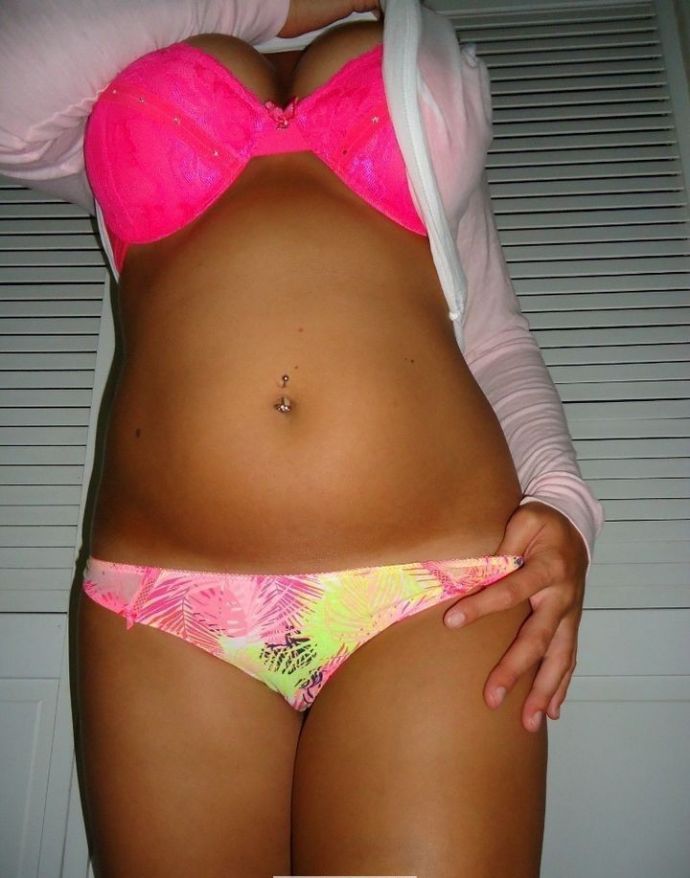 Загорелая девушка показала дойки