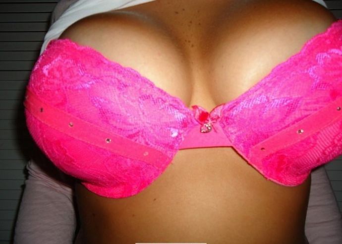 Загорелая девушка показала дойки