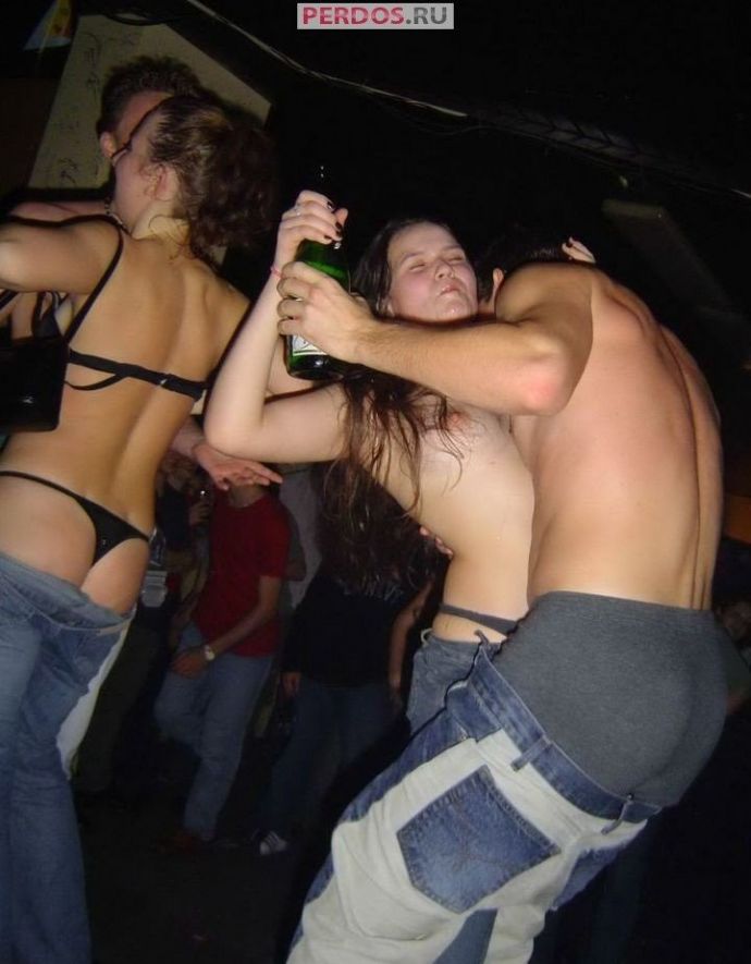 Пьяные шмары в ночном клубе