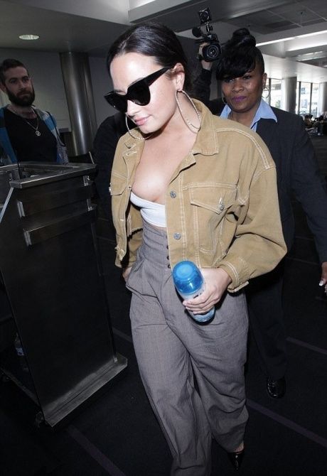 Бюст Деми Ловато едва не выскочил из крошечного топа