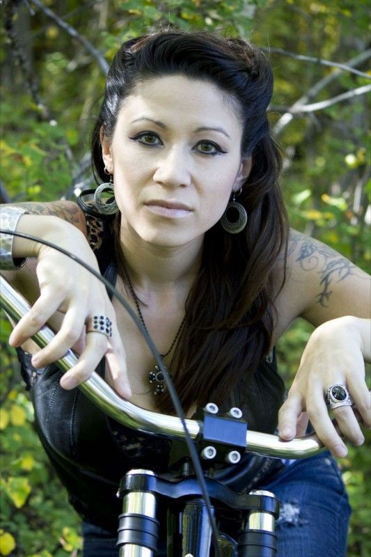 Эмо в возрасте голышом в лесу