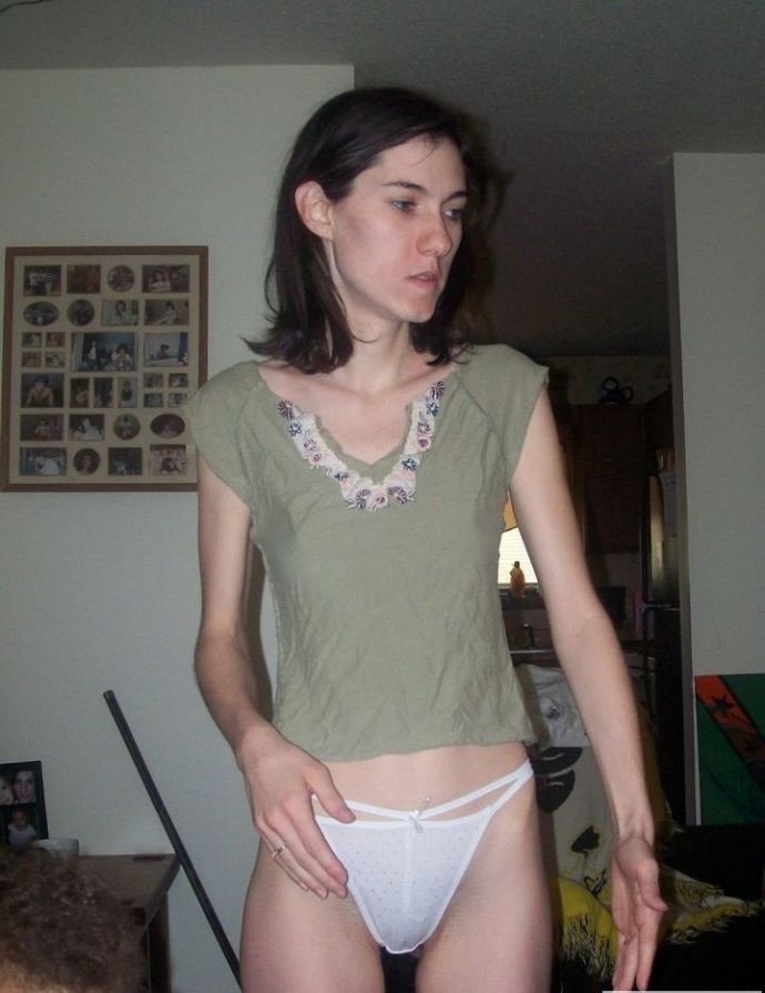 Худая девушка с маленькими грудями