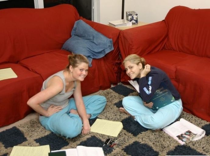 Некрасивая студентка со своим парнем качком