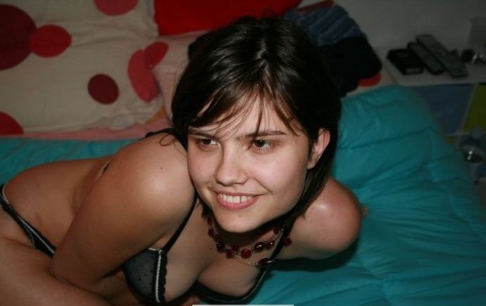 23-летняя девушка дома в стриптизе