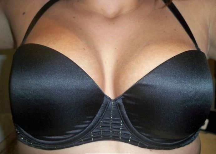 Просто сиськи в черном лифчике