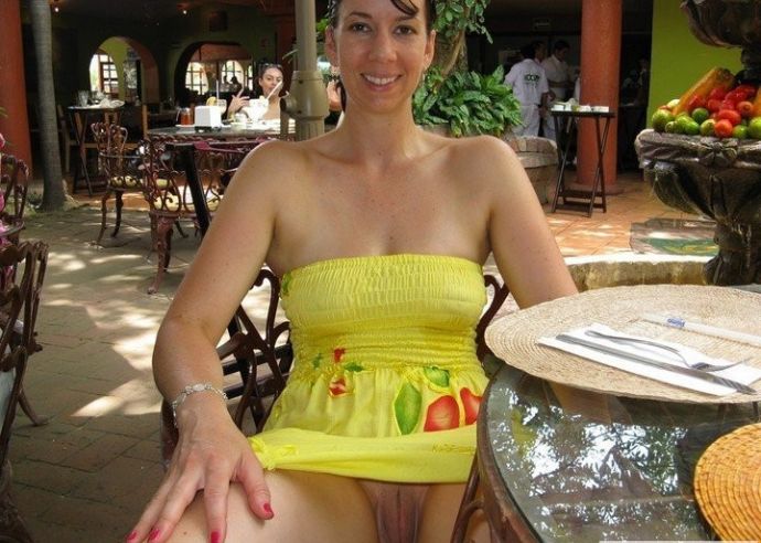 Женщина без трусов на улице