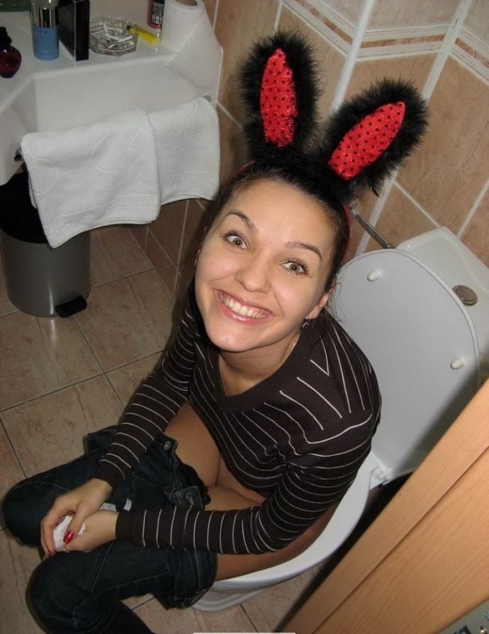 Стройная девушка на унитазе и в постели