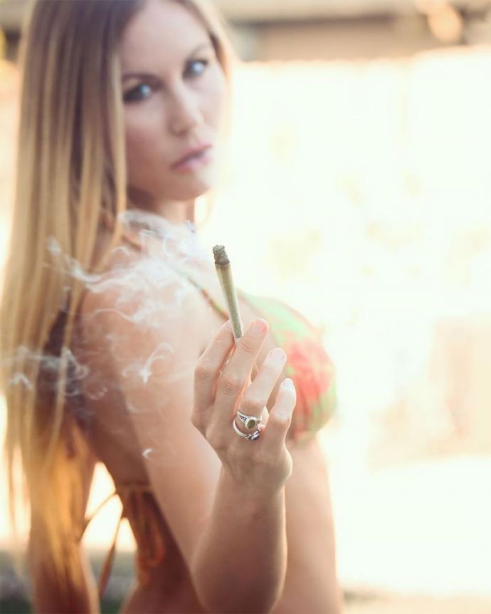 Соблазнительные любительницы дунуть из Инстаграма