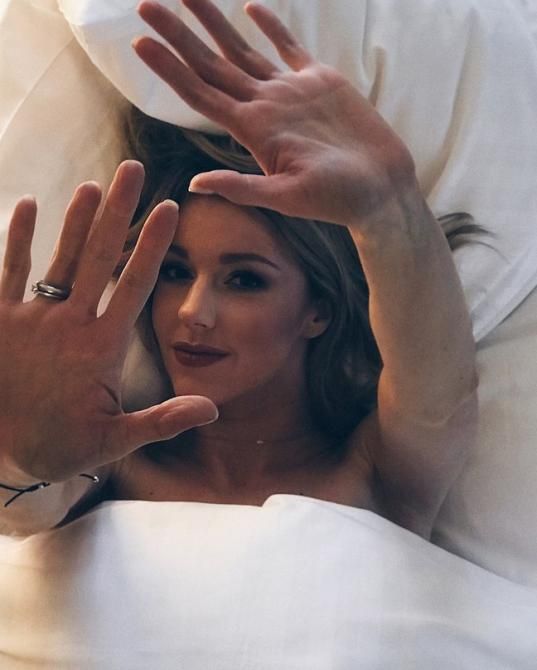 Юлианна Караулова в постели