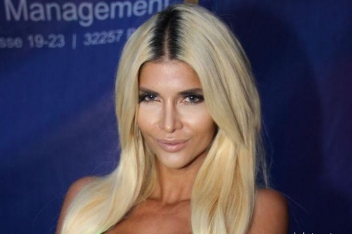 Микаэла Шефер знает толк в одежде!