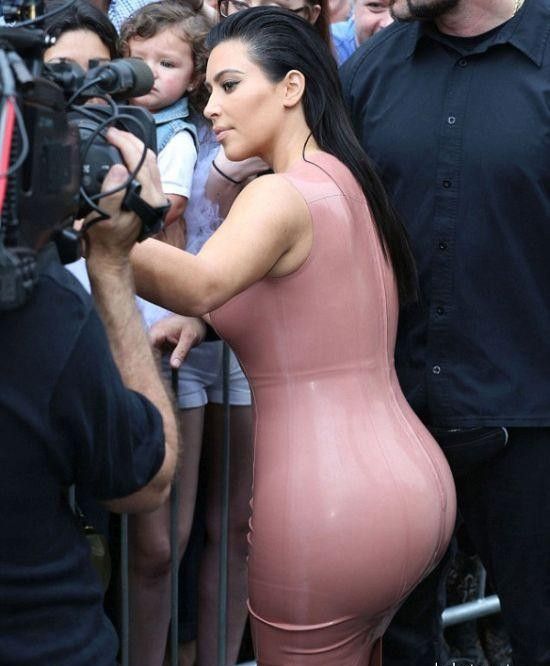 Любителям большой попы - Ким Кардашян в латексовом платье