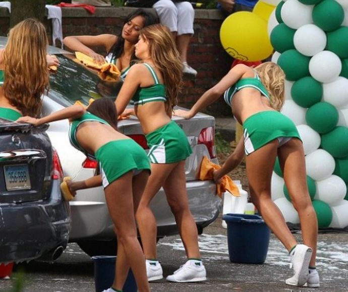 Девушки моют умело машины