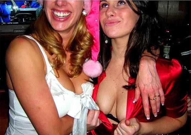 Пьяные девушки веселятся на вечеринке