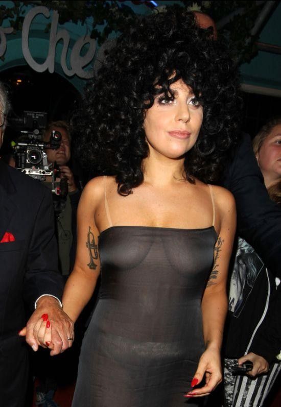 Леди Гага ходит без бюстгальтера в Бельгии