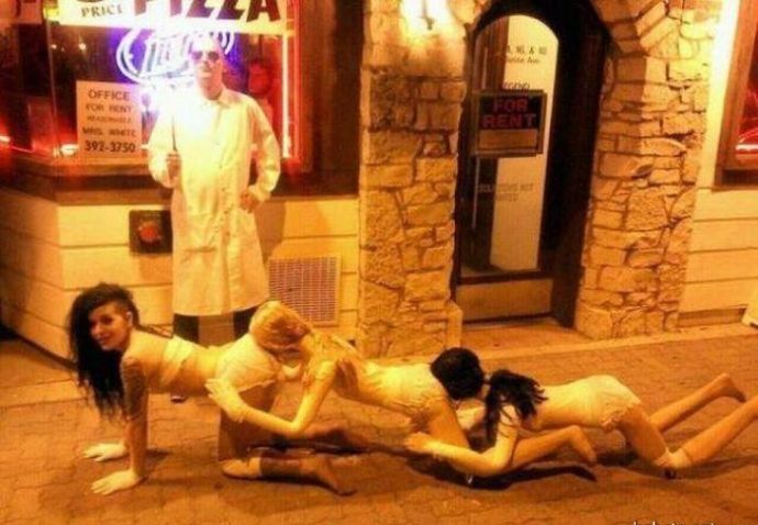 Девушка писает в писсуар и голые задницы на улице