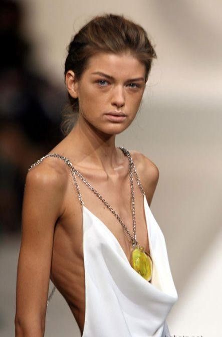 Какая женскую женскую грудь привлекательнее?