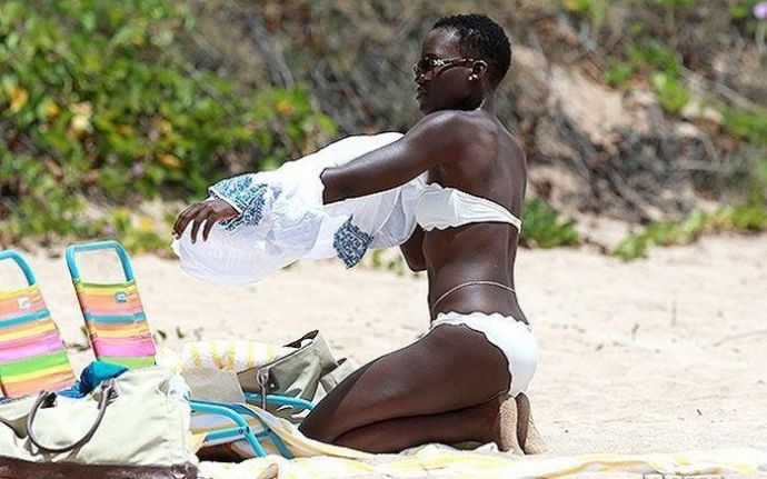 Темнокожая Лупита Ньонго в бикини