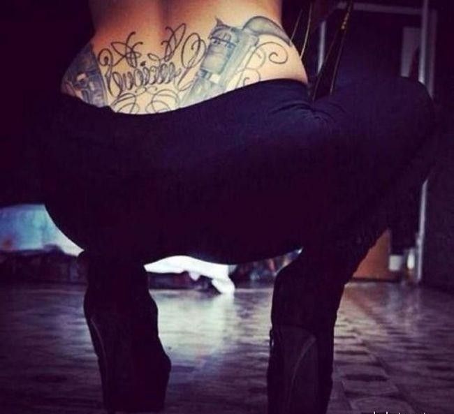 Девушки и татуировки в виде оружия на их теле