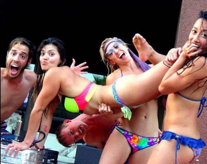 Девушки пьют пиво вверх тормашками