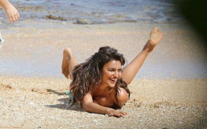 Ира Шейк на пляже без купальника