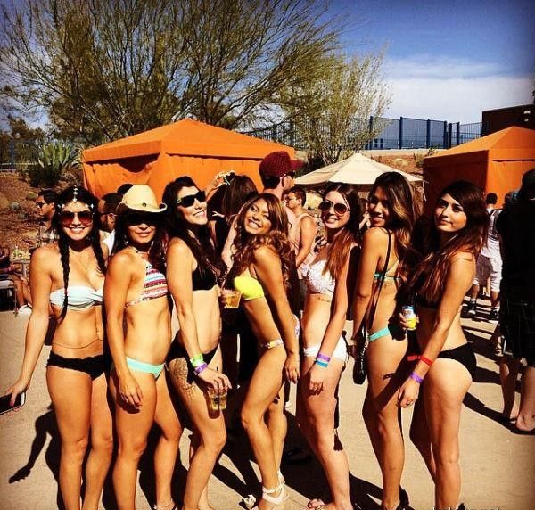 Пати в бассейне с развратными чиками