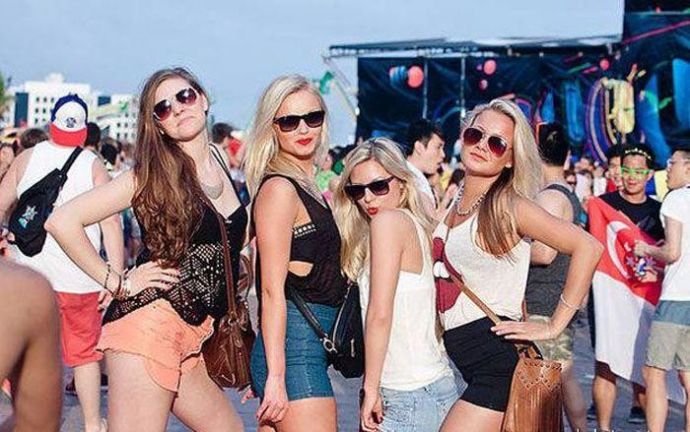 Девушки на фестивале Ultra Music 2020