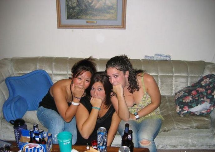 Девушки с огромными ртами