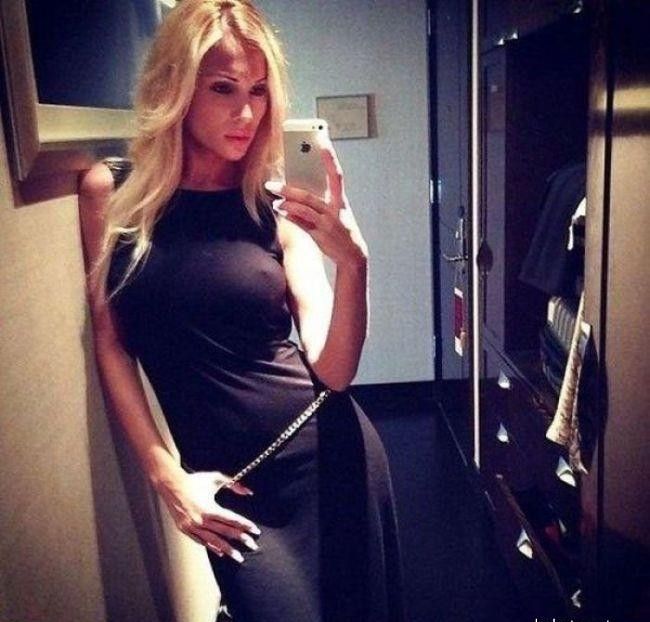 Очень горячие девушки в обтягивающих платьях